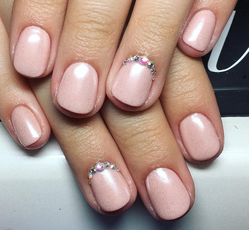 Ногти короткие