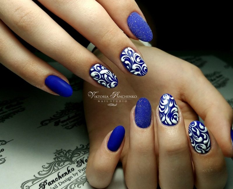Синий маникюр с вензелями