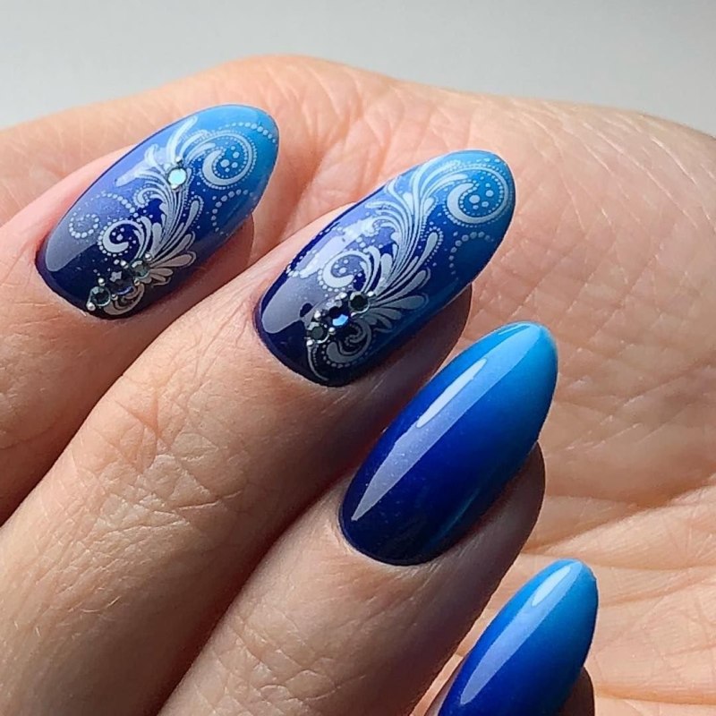 Дизайн ногтей синий