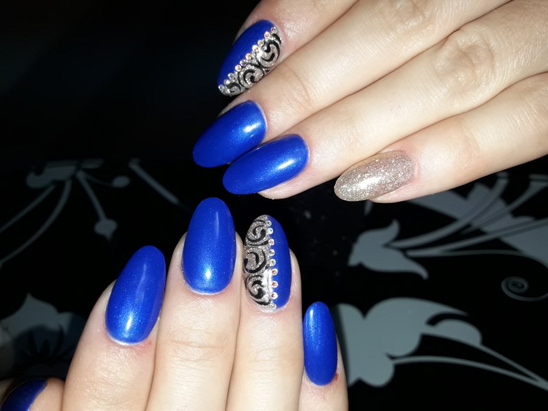 Синий маникюр с вензелями