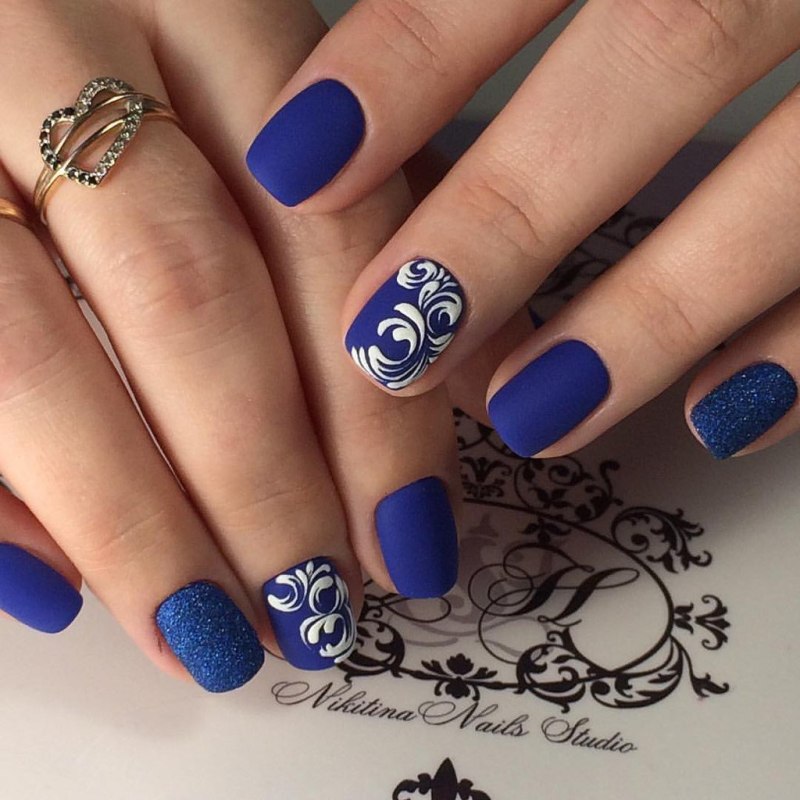 Маникюр в сине белых тонах