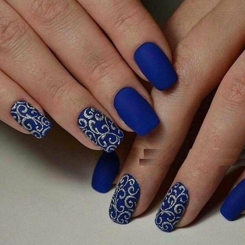 Маникюр синий с белыми вензелями