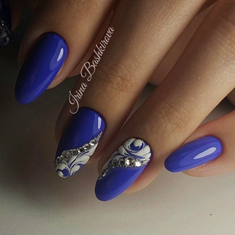 Маникюр кошачий глаз с дизайном