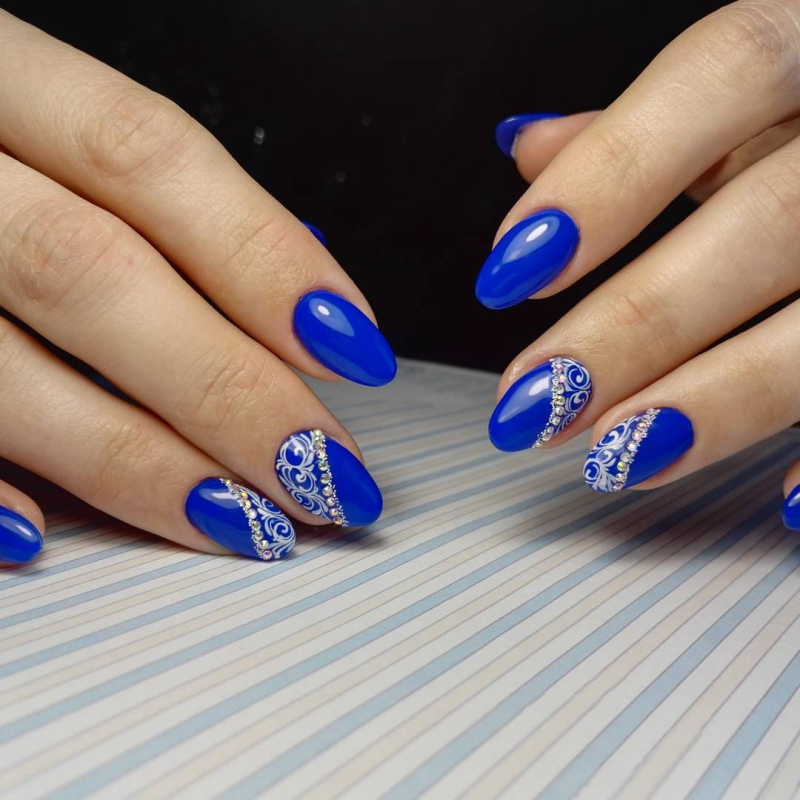 Красивый синий маникюр с узорами