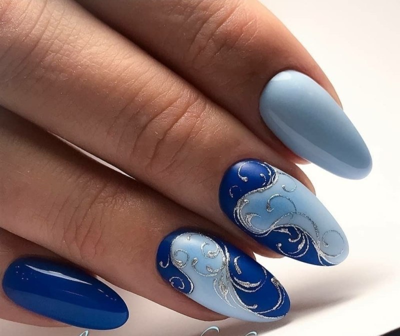 Голубой маникюр с вензелями на короткие ногти