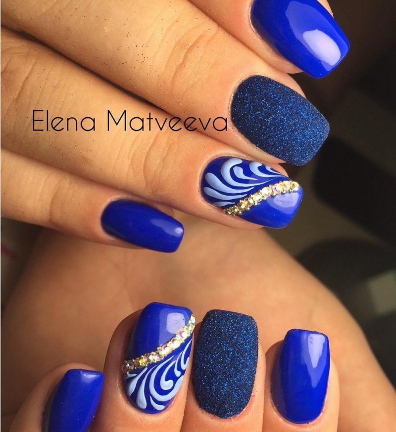 Маникюр с наклейками вензелями