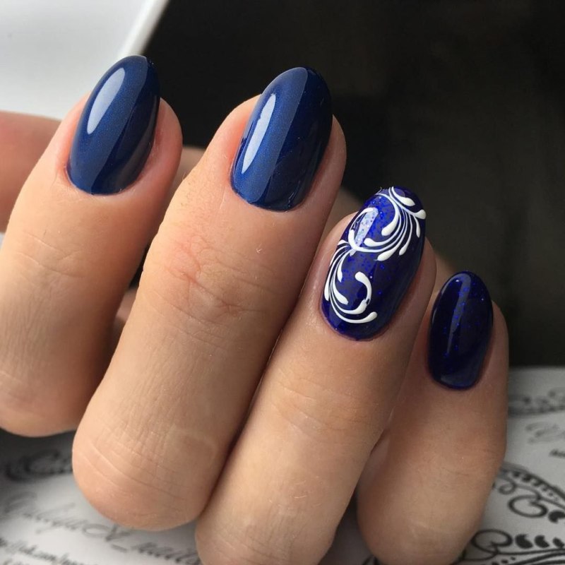 Синий маникюр с вензелями
