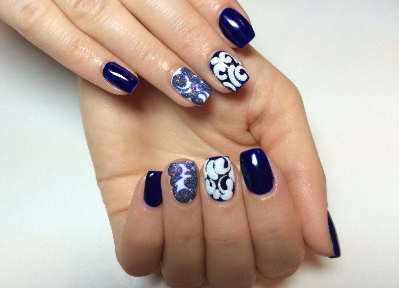 Синий маникюр с вензелями