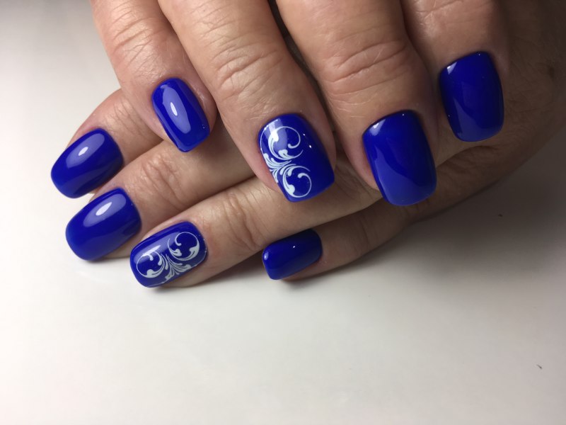 Маникюр синий с белым