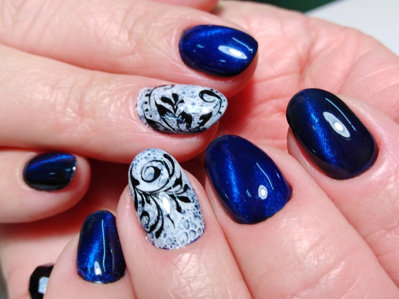 Маникюр с вензелями и блестками