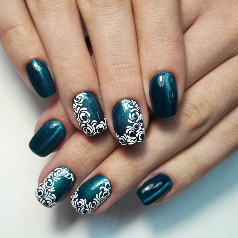 Синий маникюр с узорами