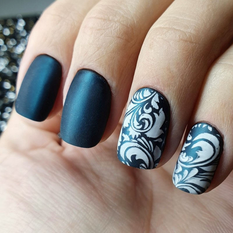 Синий маникюр с узорами