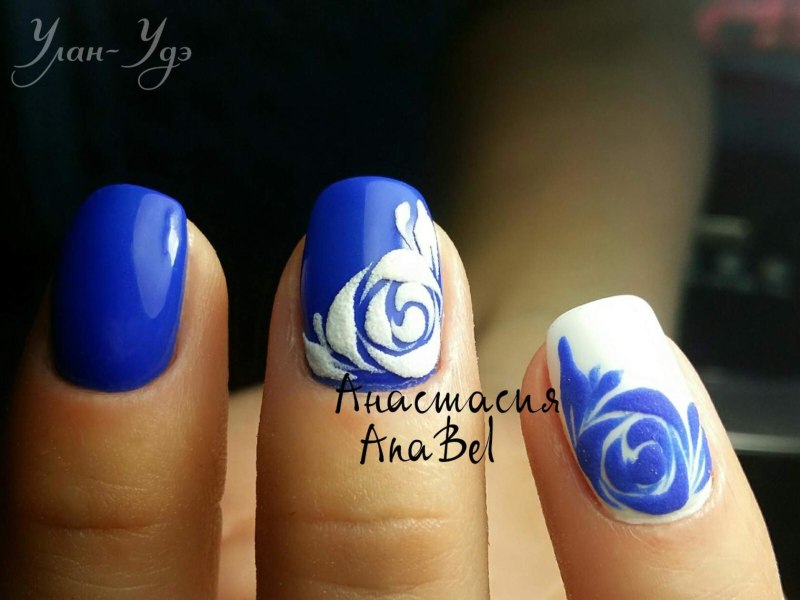 Ногти синие с вензелями