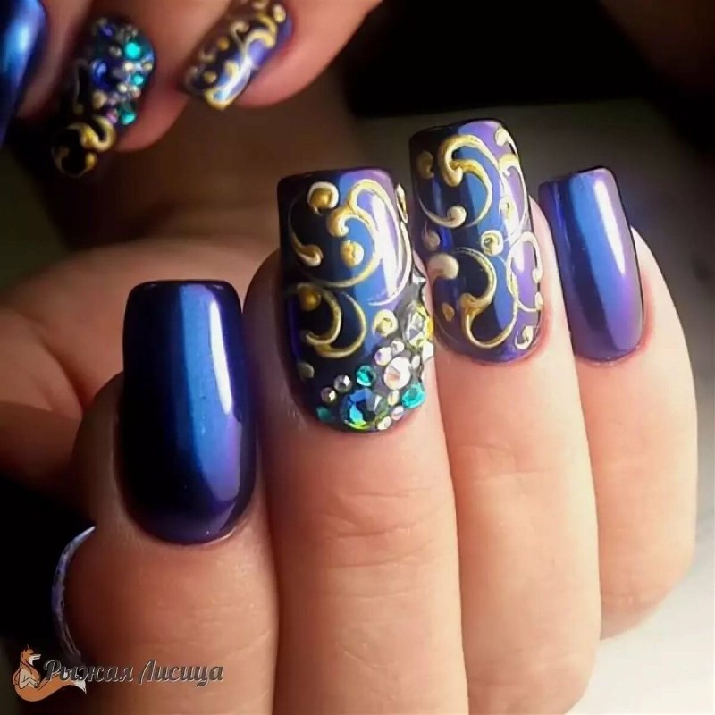 Матовый маникюр с вензелями