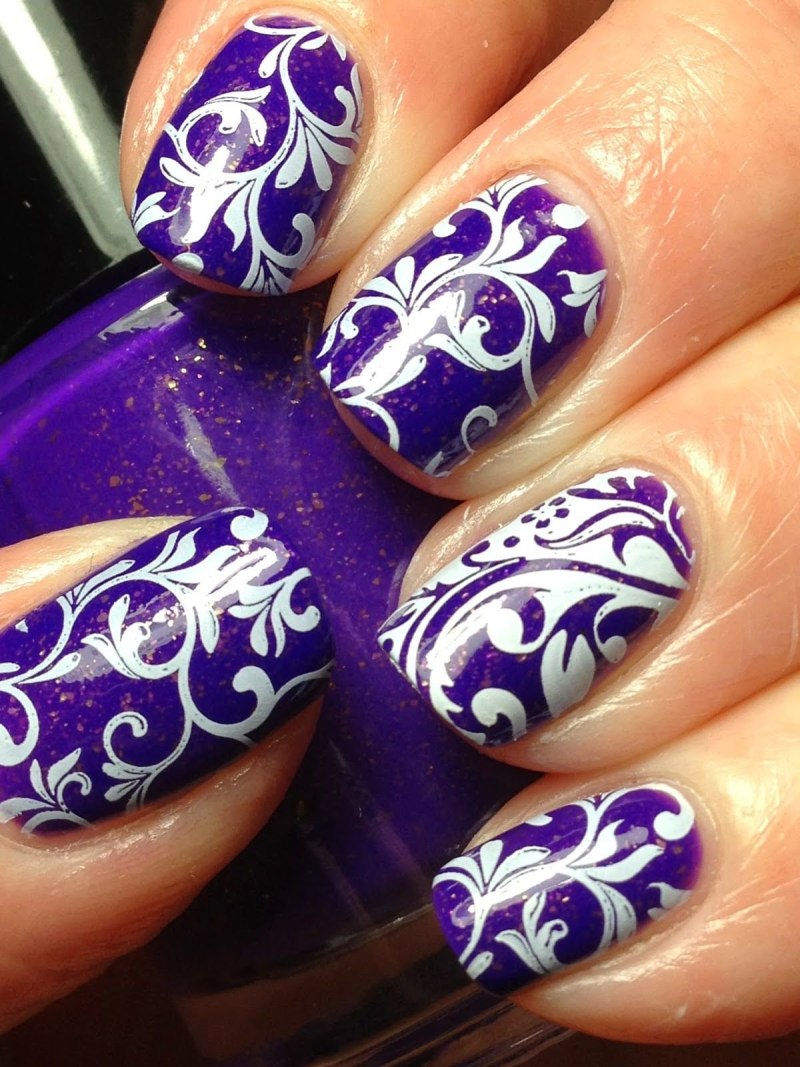 Маникюр синий с белыми вензелями