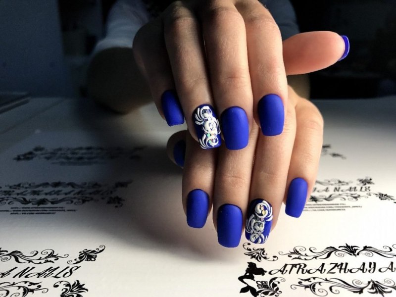 Синий маникюр с вензелями