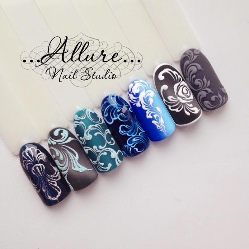 Маникюр с синим лаком и росписью