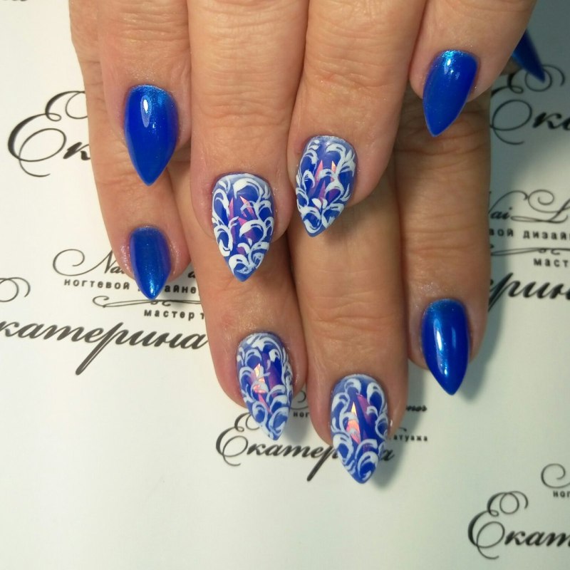 Маникюр шеллак синий с белым