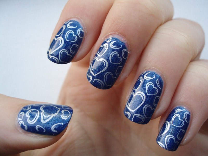 Синий маникюр с белым стемпингом