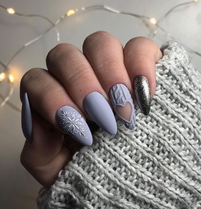 Новогодний маникюр на миндалевидные ногти