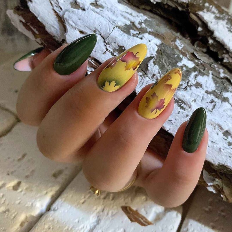 Маникюр с листьями миндаль