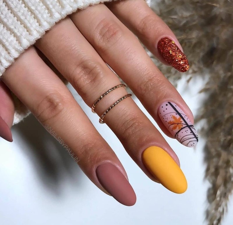 Оранжевый френч на миндалевидных ногтях