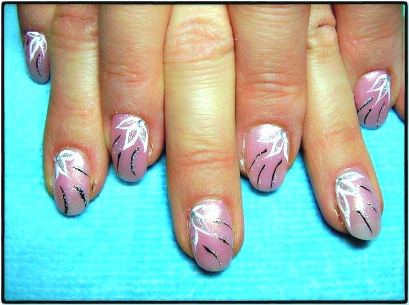 Бабочки на ногтях