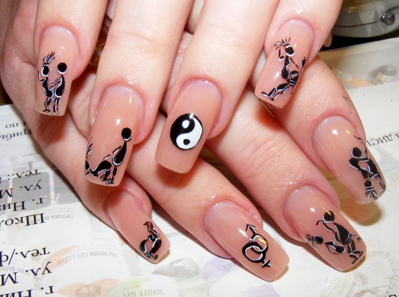 Окошки на маникюр