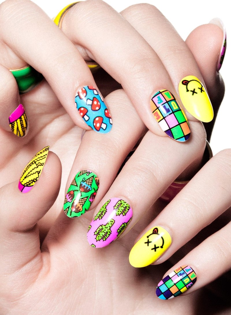 Маникюр с черепами