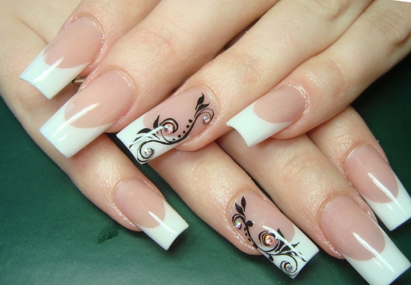 Френч и цветы на ногтях