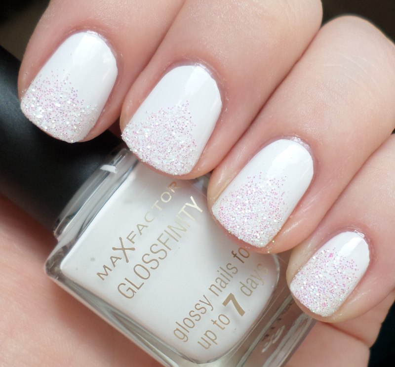 Нюдовый маникюр 2022 с блестками