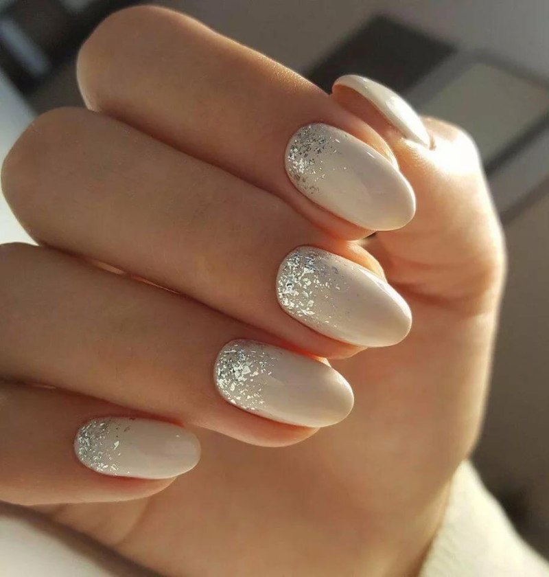 Белый глянцевый маникюр