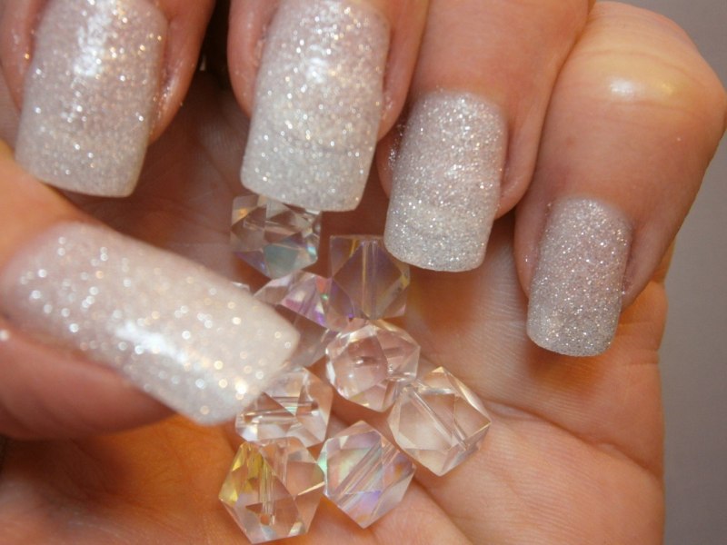 Белосеребрисиый маникюр