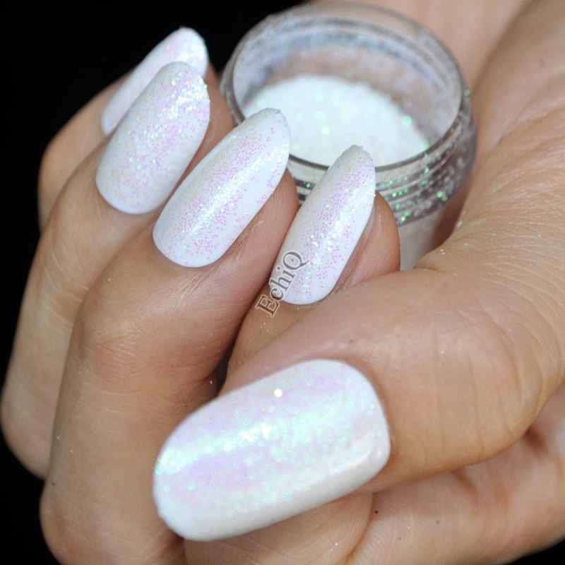 Блестящий маникюр на короткие ногти 2021