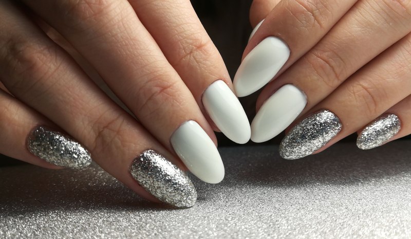 Маникюр омбре с блестками