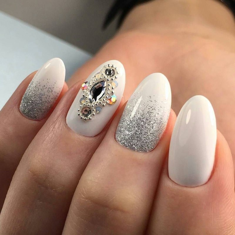 Маникюр с белой базой и блестками