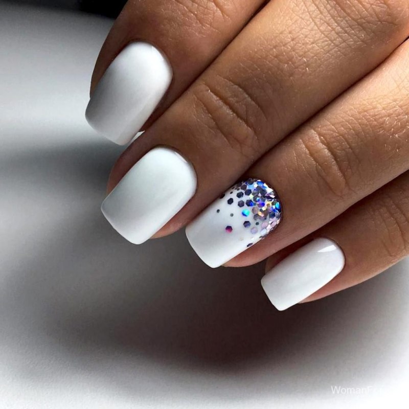 Ногти белые с блестками