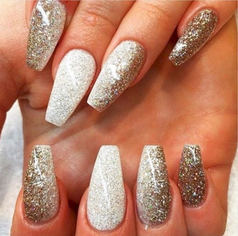 Молочный маникюр с блестками