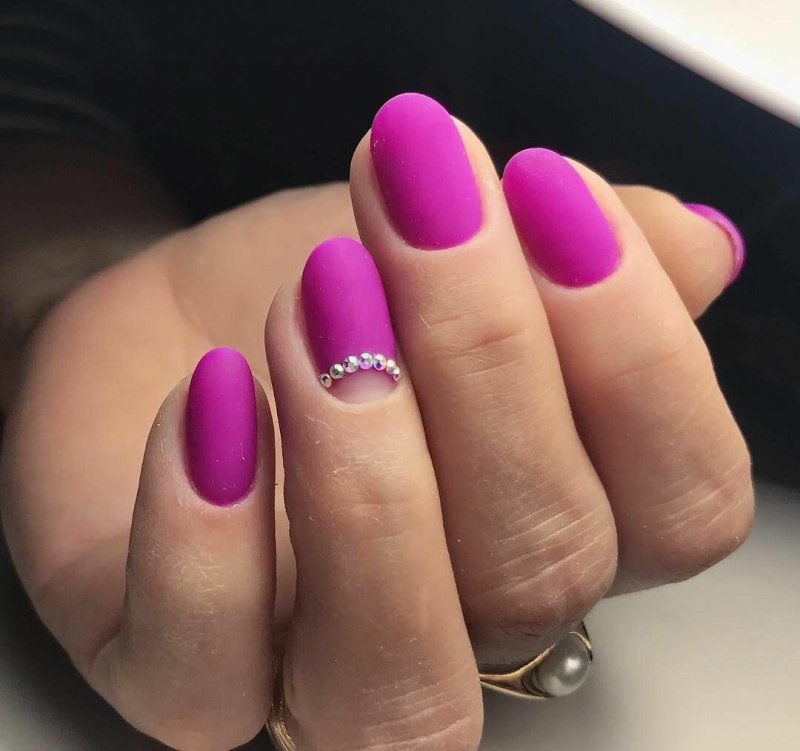 Бордовый матовый маникюр