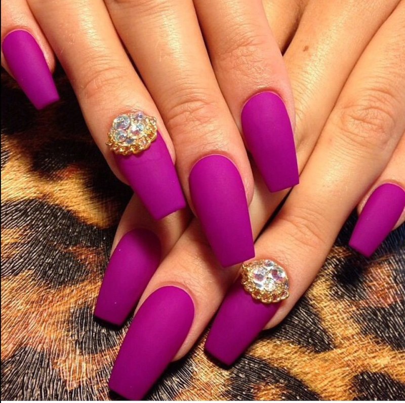 Розовый матовый маникюр миндаль