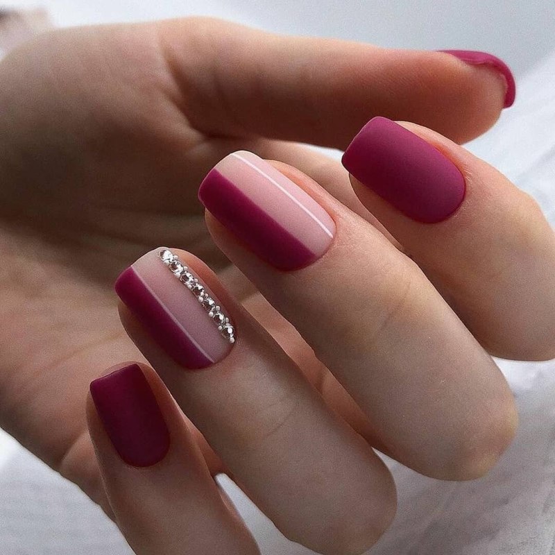Малиновый матовый маникюр миндаль