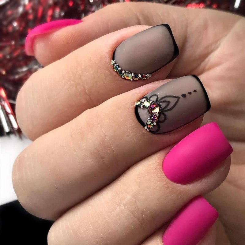 Яркие розовые ногти