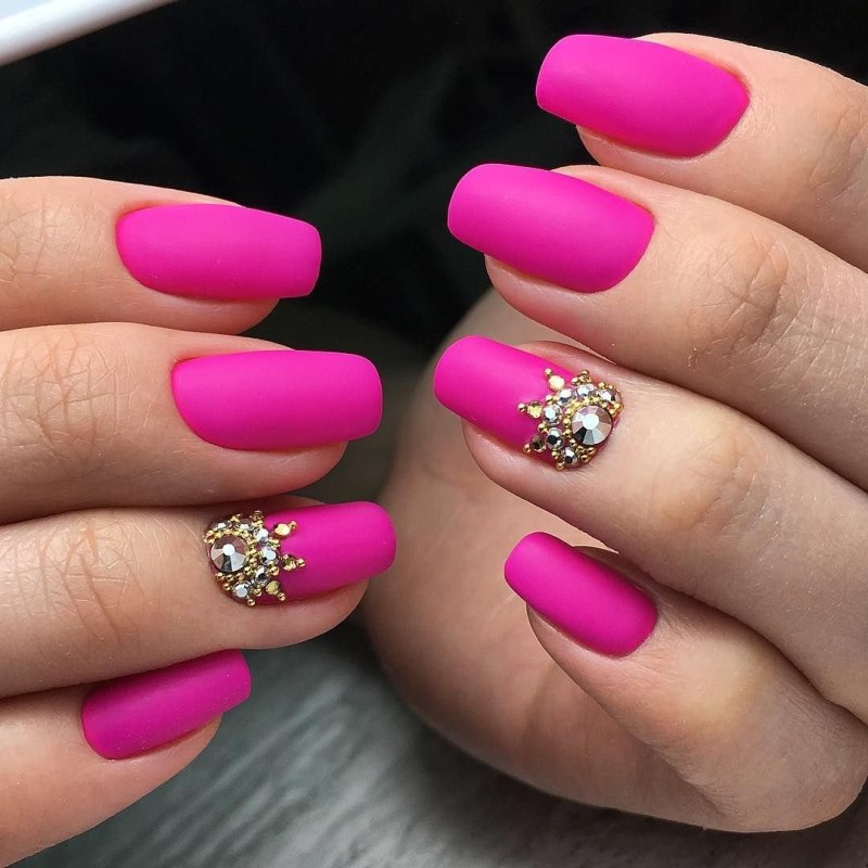 Розовые матовые ногти