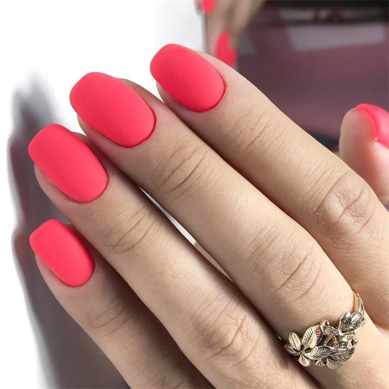 Малиновый маникюр