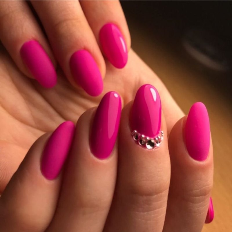 Яркие матовые ногти