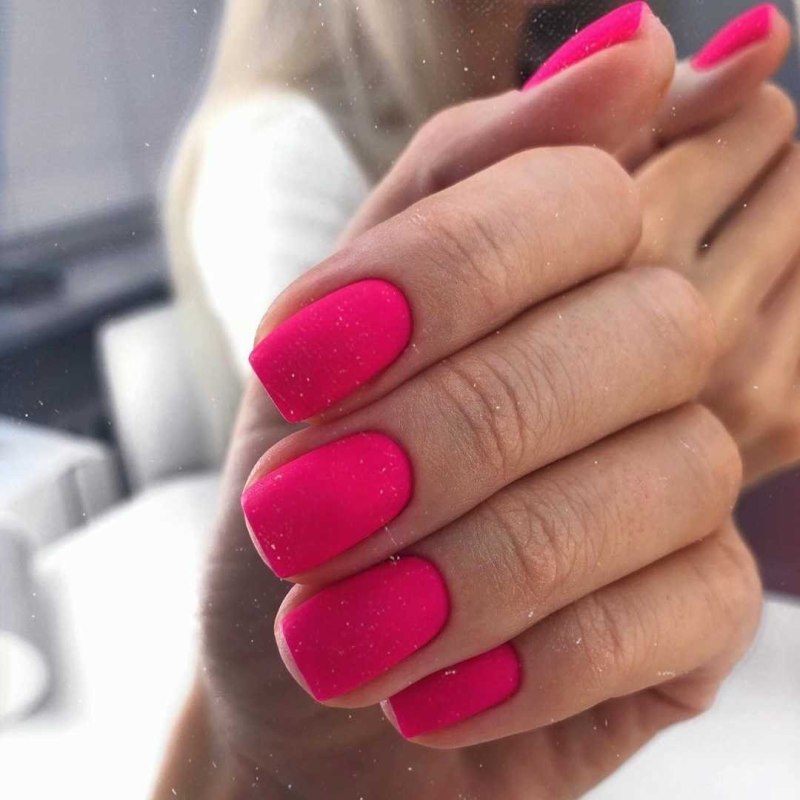 Малиновый маникюр