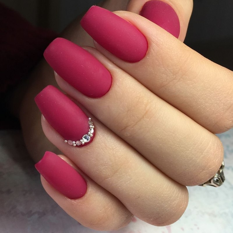 Малиновый матовый маникюр