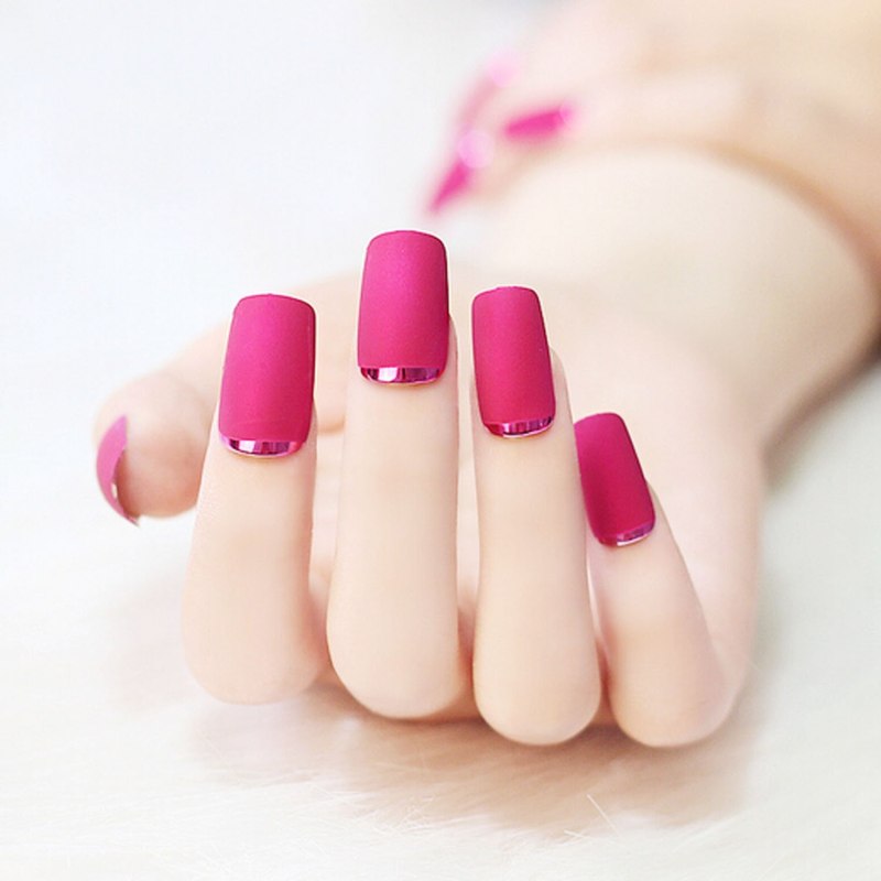 Малиновый матовый маникюр