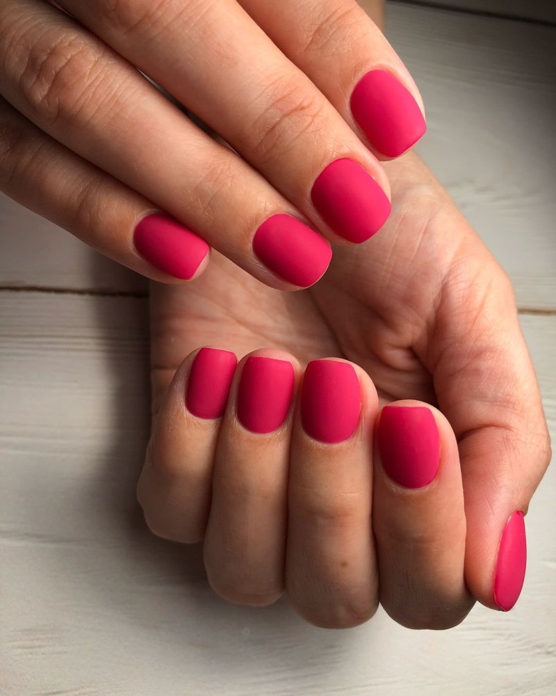 Розовые матовые ногти