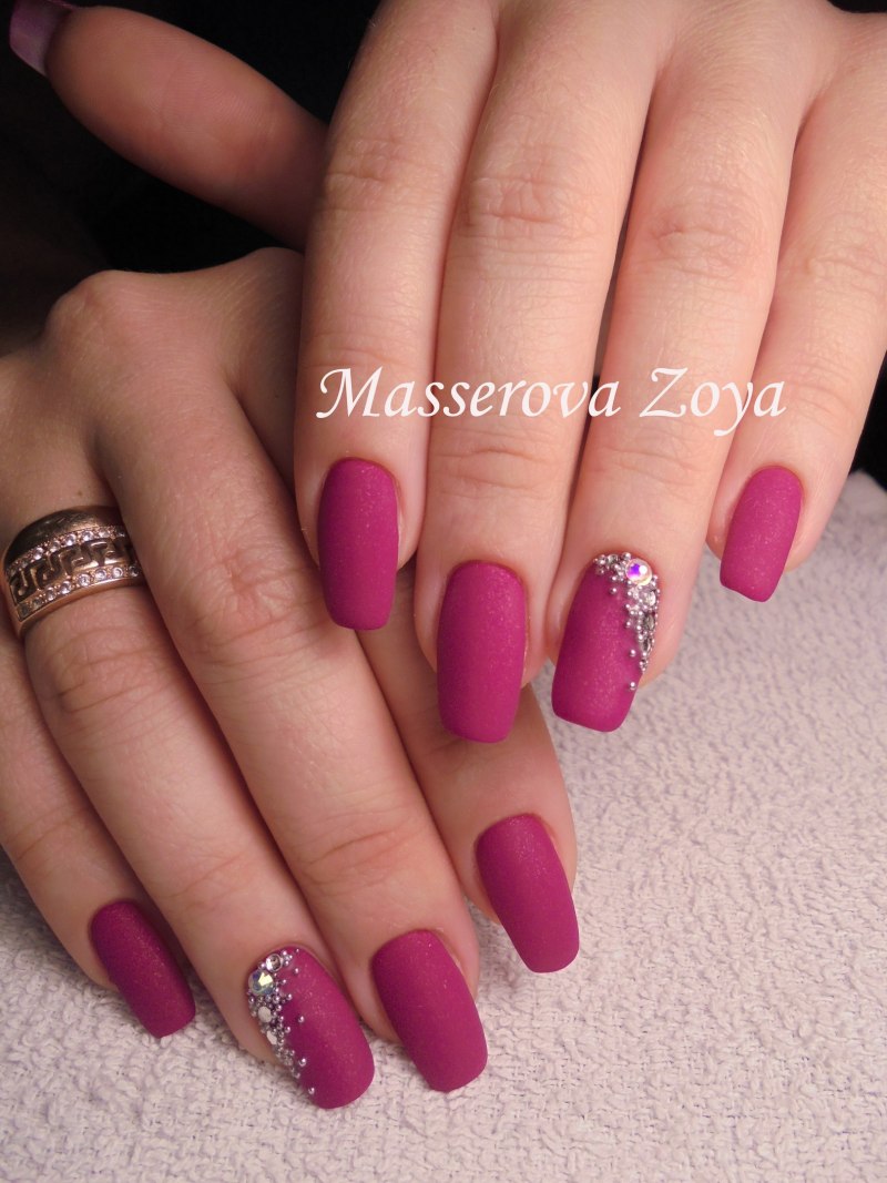 Малиновые матовые ногти